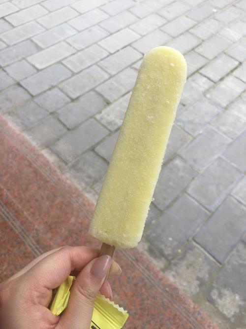 老街冰棒,2元,味道很像小时候吃的香蕉先生,但没那么多奶油,挺清爽的