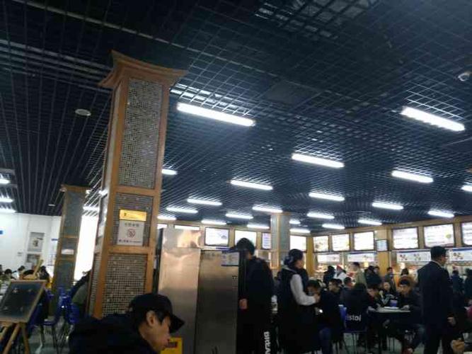 步芸轩盖饭2-"在南开滨海学院食堂三楼,来吃饭的学生不多.