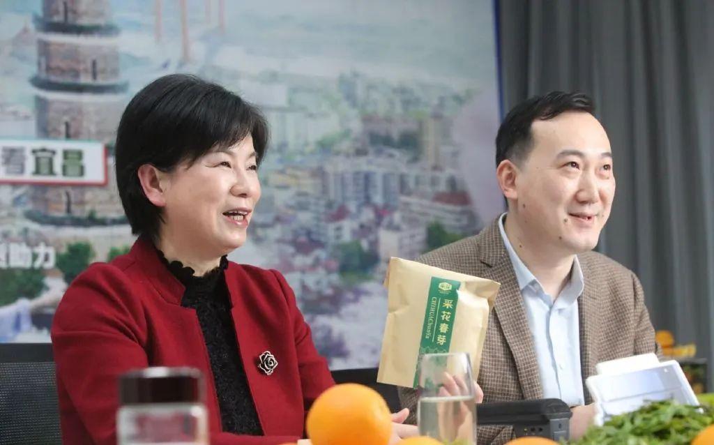 图:吴延陵4月14日下午3点副市长周正英在抖音直播间给网友"墙裂"推荐