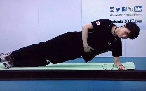 虽然羽生结弦有腹肌,可是他的手臂也没有很多肌肉啊!怎么回事?