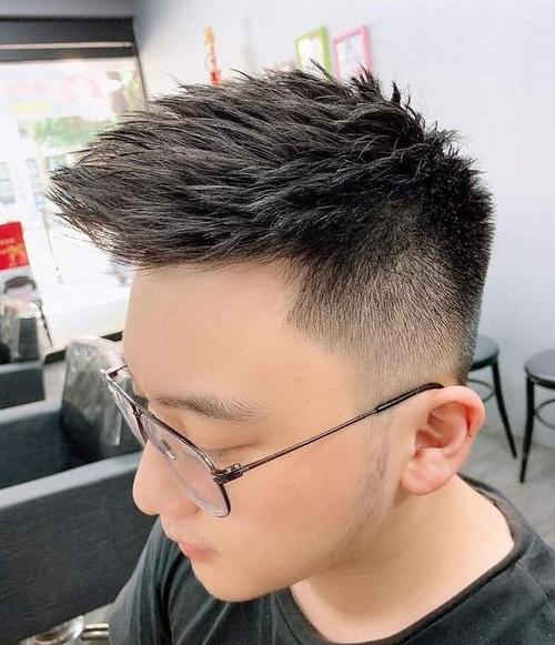 男生不管怎么剪发型,还是"两边铲光"比较帅气,干净利落显精神