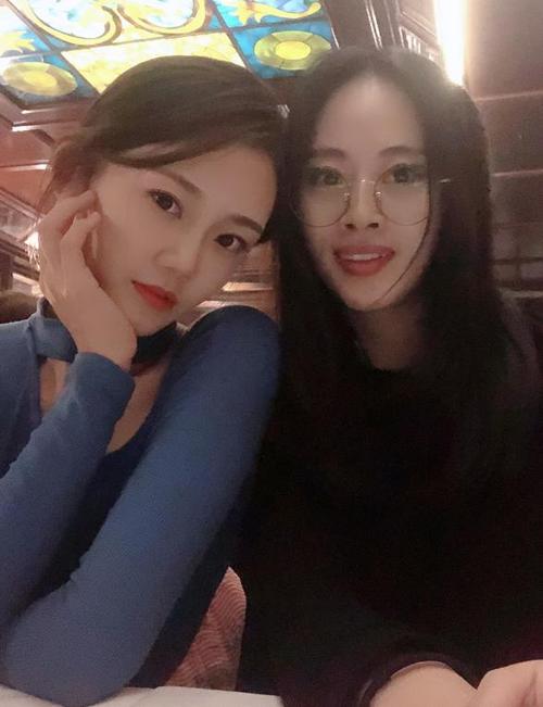 难怪郑恺着急和苗苗结婚,看到她穿紧身衣自拍后,一下子就明白了