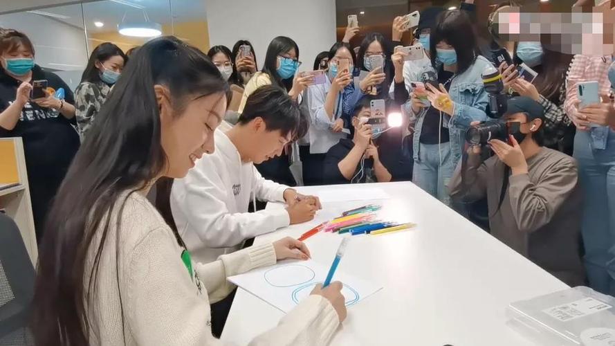 不过等到两人派礼物和签名的时候,围观的人就没那么多了,大部分工作