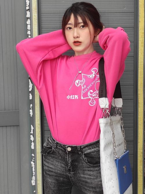 ootd‖玫红色配蓝色真的太配了!_玫红色_拍照_骑士靴