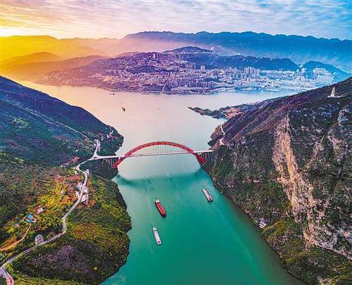 鸟瞰巫峡口巫山县城.