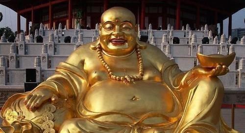 真人版弥勒佛走红后被富婆带回家重金包装现在过得如何