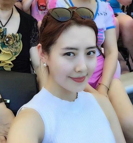 封面人物梦想照进现实靓丽女主播青青