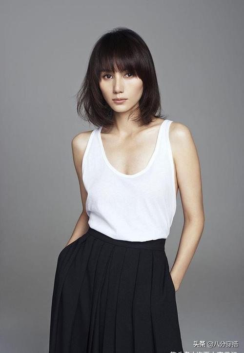 时髦的连衣裙参加活动时,女明星大多数更喜欢穿连衣裙,帮助我们节省了