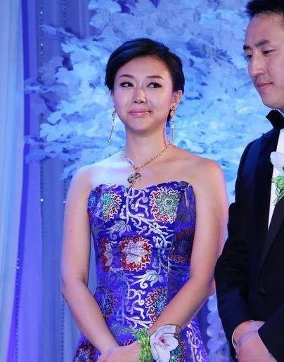 63岁濮存昕漂亮妻子近照,30岁女儿竟是总裁_宛萍