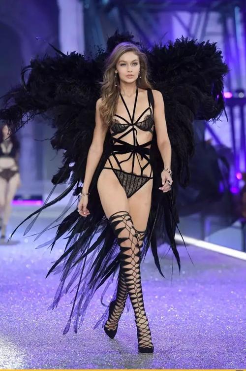 比如candice swanepoel在2014年穿上t台的这对金色翅膀,看起来就十分