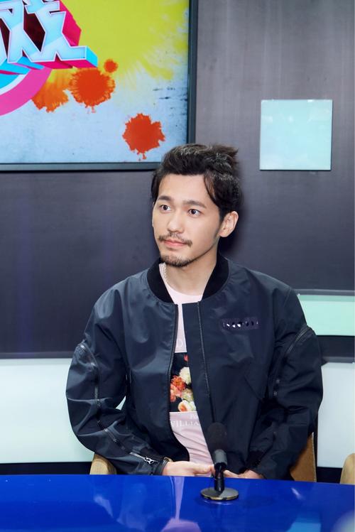 这组照片中,白宇扎起小辫儿,蓄起胡须,对着镜头淡然一笑,温暖,安静