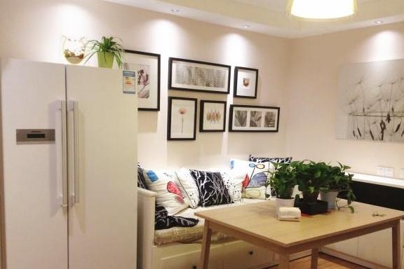 客厅里放冰箱,一定要注意不能靠近沙发——冰箱两侧温度较高,对沙发的