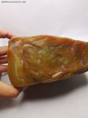蜡黄的原石给翠友们欣赏下感觉想不想过年吃的肘子哈哈哈