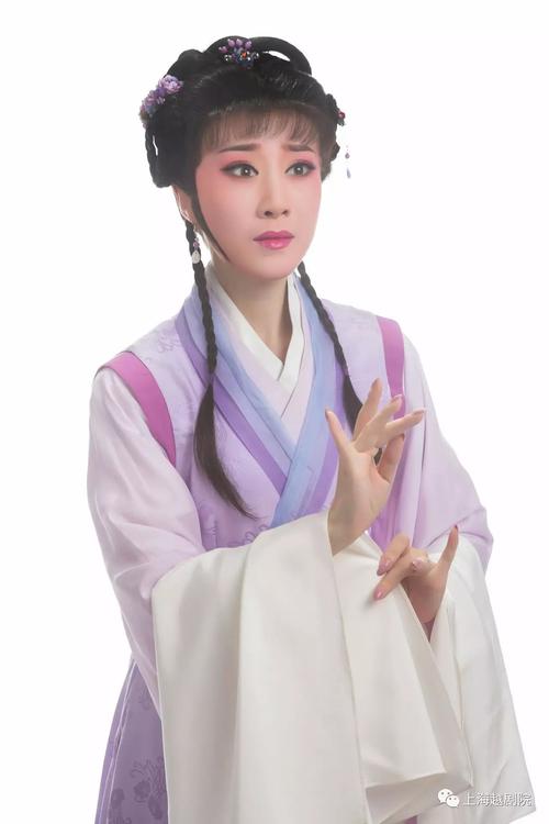 吴佳燕饰贾母史燕彬饰王熙凤陈慧迪饰薛宝钗李旭丹饰林黛玉王婉娜饰贾