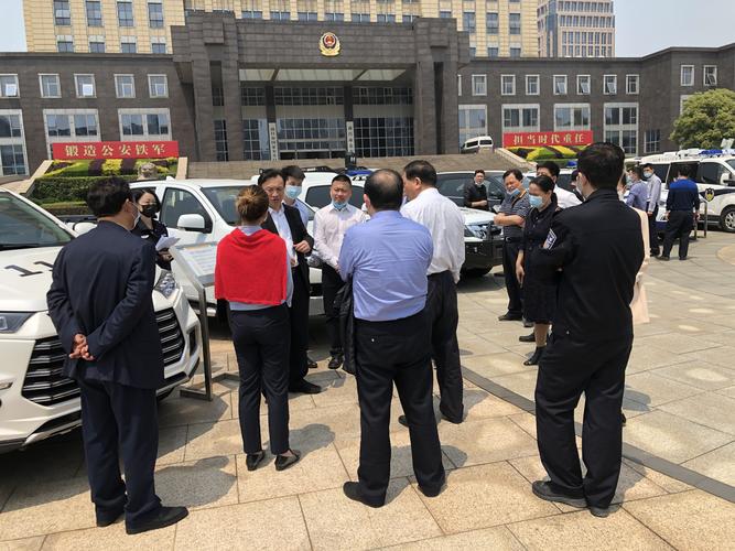 市局党委副书记,常务副局长徐十斗同志向讲解员了解本次出展样车的