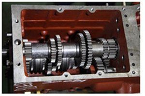 东方红sg250拖拉机细节展示: 1,全系列采用8 4档变速箱,另可选8 8