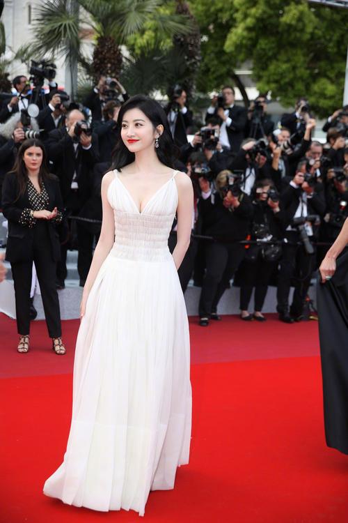 景甜真高调,薄纱裙这么透长腿好撩人,好身材让人羡慕