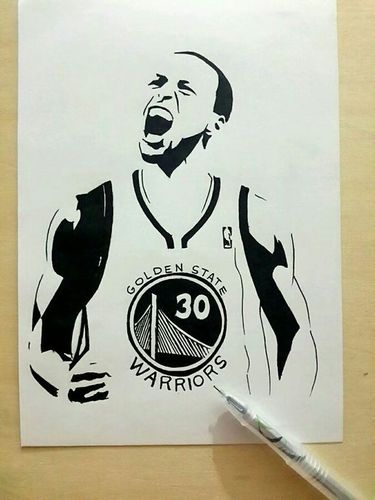 夏天的时候,我给他买了件灰色t恤,自己手绘,图案是库里的头像,因为