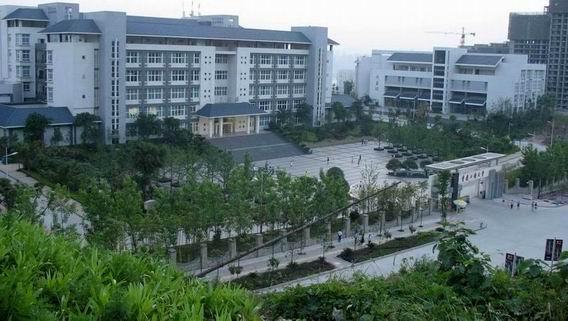 2004年7月动工,2005年7月完工的重庆工商大学兰花湖校区.