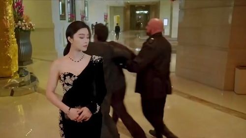 绝地逃亡:刚认识就亲上去?范冰冰懵了,外国佬还是有点实力的