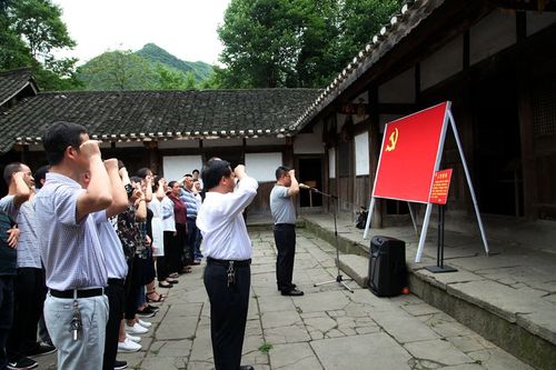 县纪委监察局组织干部到苟坝会议会址接受革命传统教育