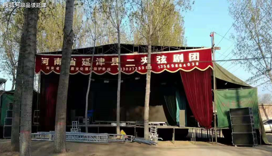 八十年代时期,村子里最隆重的活动就是唱戏了,一般在一年一度的会上