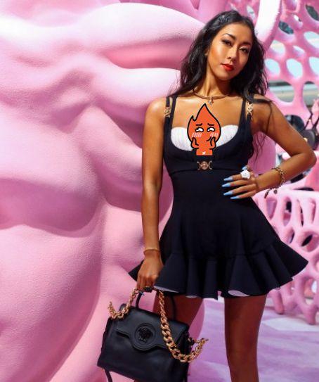 吉克隽逸性感照曝光!内衣外穿大胆秀傲人上围,一身行头近5万块