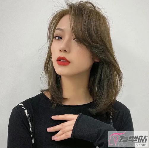 刘海外翻的s卷弧度,修饰宽敞额头以及后移的发际线,染闷青发色更是显