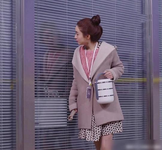 赵丽颖当年在《杉杉来了》中饰演的薛杉杉可是被公认的演傻白甜最