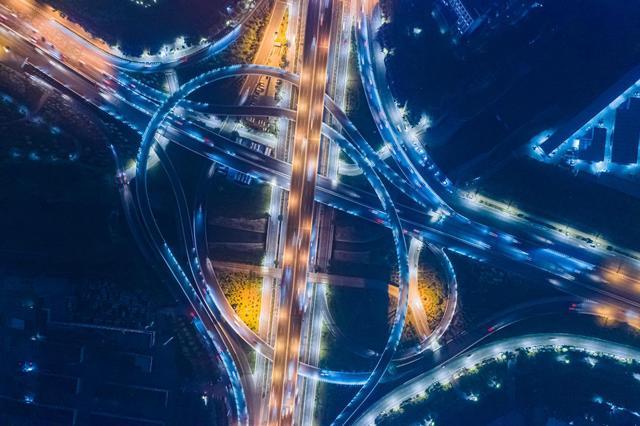 航拍郑州立交桥夜景 灯光璀璨尽显大都市气息