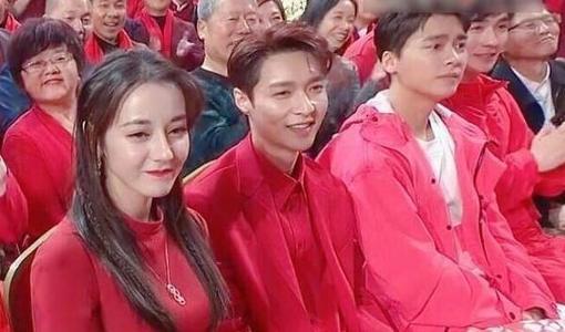 张艺兴恋情曝光遭实锤热巴张艺兴疑似公开两人究竟什么关系