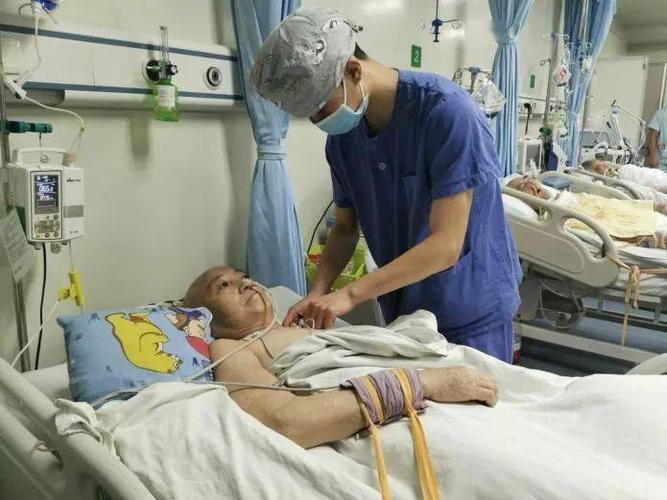 贵阳七旬老人病重住院,7位医护客串儿女,照顾73天!_手机搜狐网