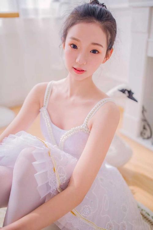 芭蕾舞美女白丝美腿性感写真图片