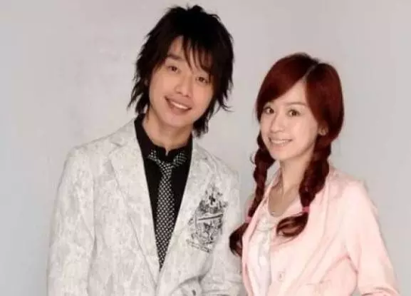 从一夜爆红到当街卖唱微笑王子张栋梁真的凉了