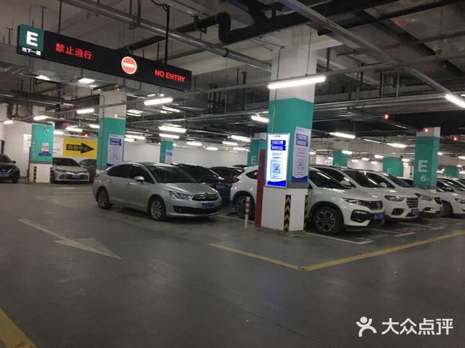 万达广场停车场图片