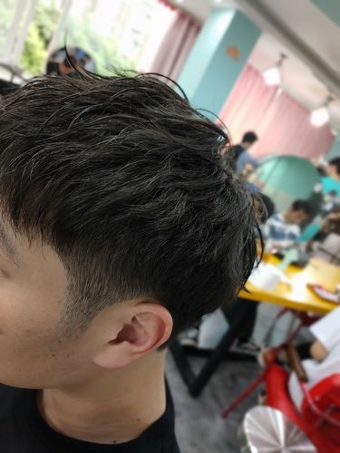 自然卷和发量比较多的那种一直没有烫过头发没有改变其他发型最近有