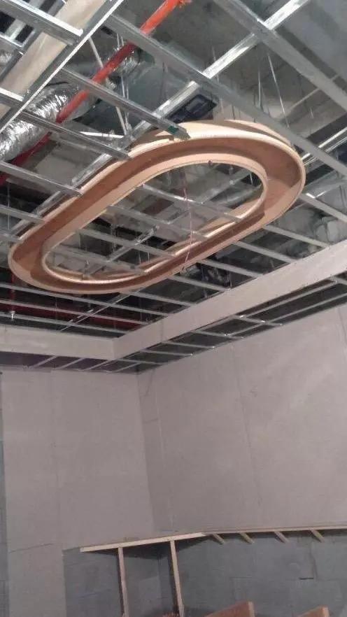 房东和工人为了椭圆形吊顶争了起来,原来有两种椭圆吊顶