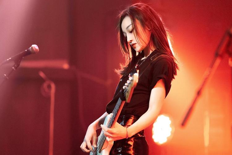 心成那个新签的女贝斯手好漂亮好漂亮