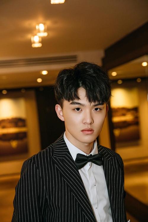 生活中,郑伟也一直追逐演员的梦想,从7岁开始演戏,并在《百鸟朝凤》