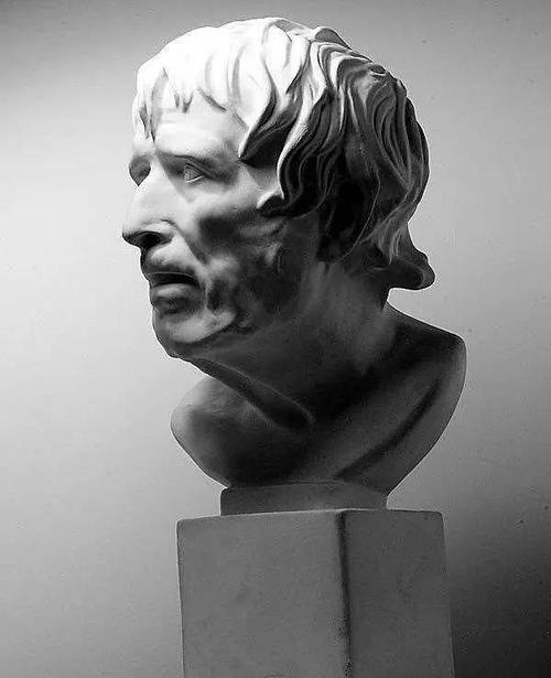 我们熟悉的"转一圈也很难找到一个好画的角度"的石膏像海盗