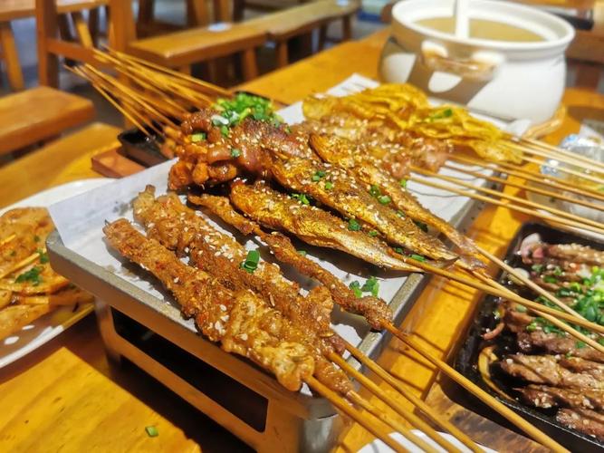 撸串喝酒小黄鱼烧烤喝酒干杯图片真实生活照烧烤干杯烧烤干杯图片铁板