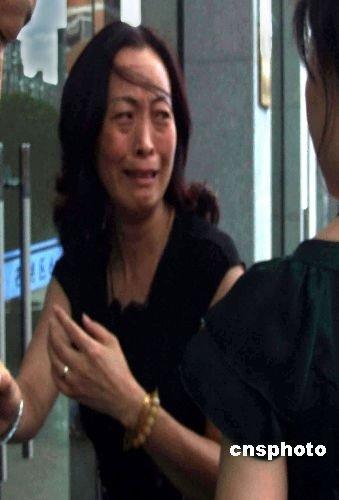 被告人胡斌母亲听到这一结果泪流不止.