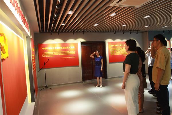 新闻学院举行"追思先烈,铭记党史"主题教育活动