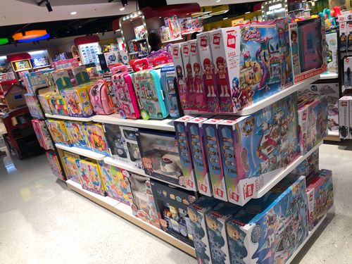 胖东来时代广场玩具文体陈列图