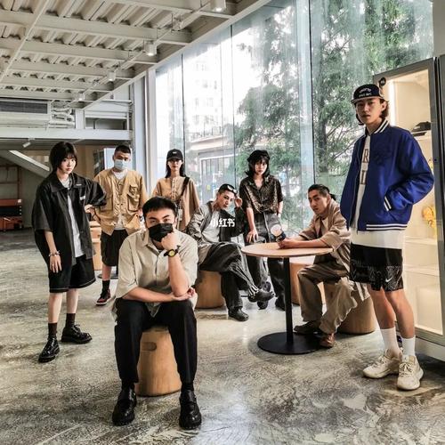 多人合照这么拍|怎么拍出高级感_拍照姿势_穿搭_潮流