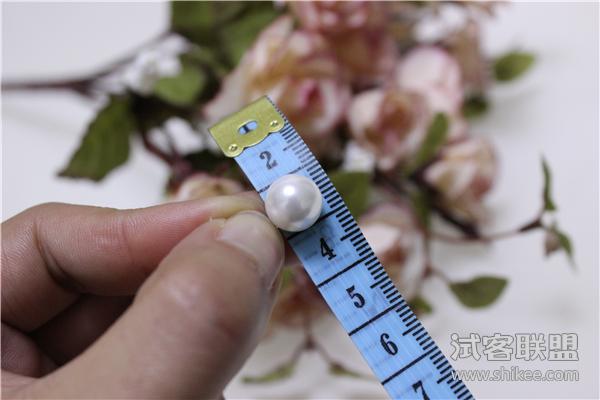 用尺子量了下,大小适中10mm