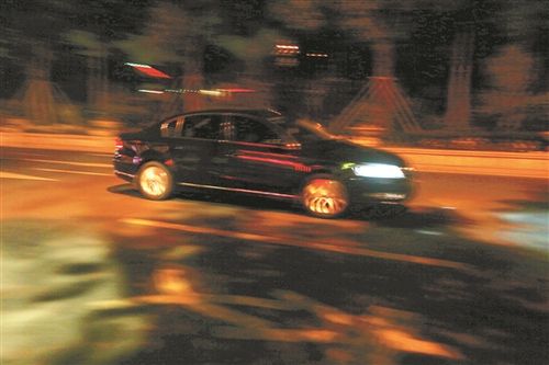泉州刺桐路深夜飙车现象调查 揭秘改装车飙车那些事