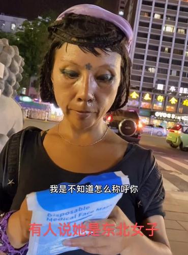 东北女深圳街头睡石凳.网友:又出一个