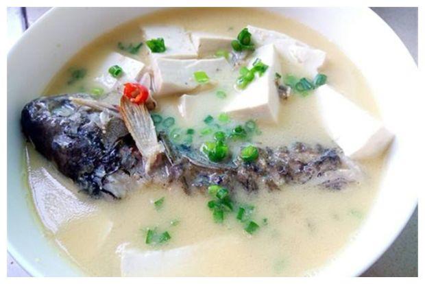 大厨这样炖鲫鱼汤,又香又白没腥味,原来炖前多做了这一步!