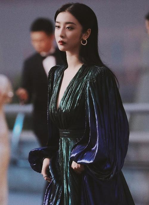 墨绿色与深蓝色交接的晚礼服长裙,不仅将赵小棠的整体气质提升了很多